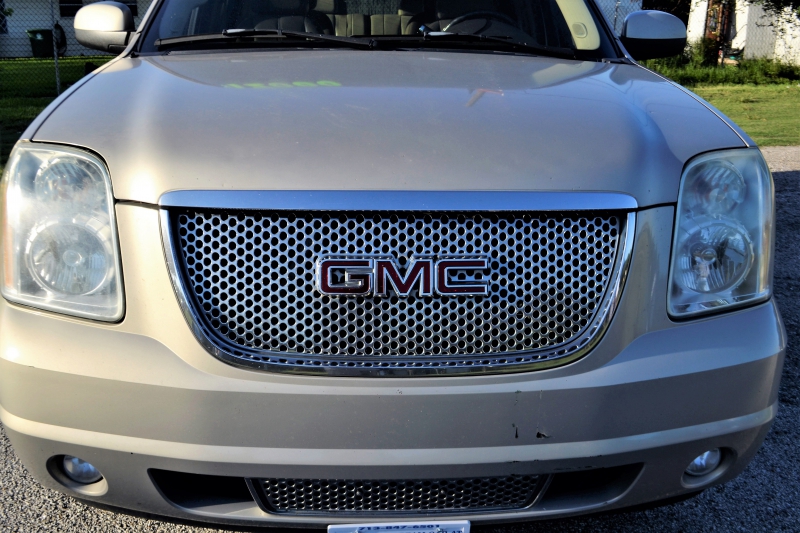 concession-moto-LA ROQUETTE SUR VAR-min_gmc-yukon-truck-grill-2828425